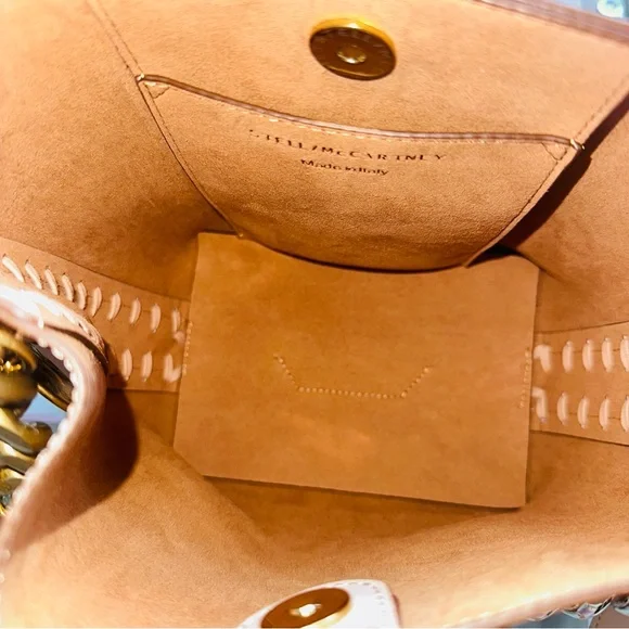 Stella McCartney: Two-Tone Bucket Frayme Chain-Link Crossbody Tote Bag - Picture 16 of 16